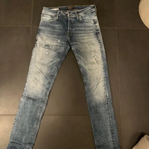 Jeans  - Säljer för de har blivit för små. Inte använda mer än 3gånger. Skick 10/10. Man kan köpa fler än ett par jeans för billigare pris men då måste man köpa 2 eller fler från min profil 