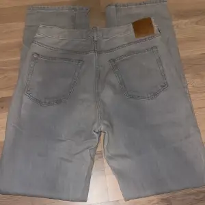 Gråa Lågmidjade/ medelhöga jeans ifrån bikbok. Storlek W28 L32. Använda fåtal gånger