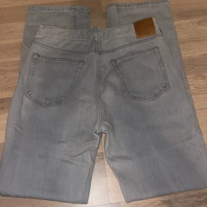 Lågmidjade jeans bikbok grå - Gråa Lågmidjade/ medelhöga jeans ifrån bikbok. Storlek W28 L32. Använda fåtal gånger