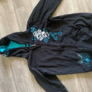 Rock rebel zip up - As fet ed Hardy liknande zip up. Riktigt snygga detaljer som dragkedjan och trycket på ryggen. Knappt använd.
