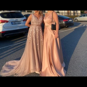 Fest klänningar  - Säljer två vackra klänningar Använda en kväll båda två.   Klänningen till vänster är i stolek 36/38 pris 1900kr Klänningen till höger är storlek 36 kan passa en 38.   Pris 1000kr 