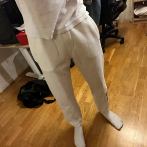 Vita mjukisbyxor  - Off-white mjukisbyxor från hm Bra skick  Väldigt sällan använda Skriv om du har frågor eller vill ha fler bilder🔥