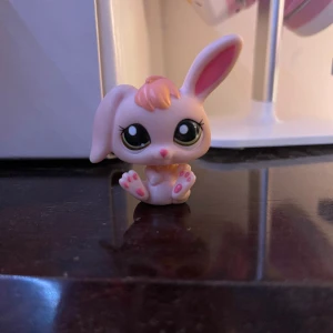 2009 LPS Littlest Pet shop Rabbit #2281 Authentic - Äkta LPS Rabbit #2281 gjord av Hasbro 2009. Använder produktbild som referens. Den har inga fläckar eller skador.