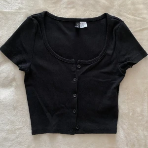Svart topp - Superfin topp från HM. Sitter så smickrande och skön. Säljer för den har blivit för liten för mig:( Köpt för 149kr