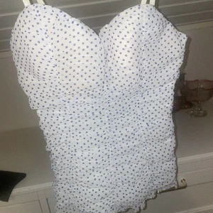 Vintage Guess korsett  - En vintage guess korsett i storlek S med lila prickar på, köpt secondhand och har själv aldrig använt den. Ser helt ny ut! 