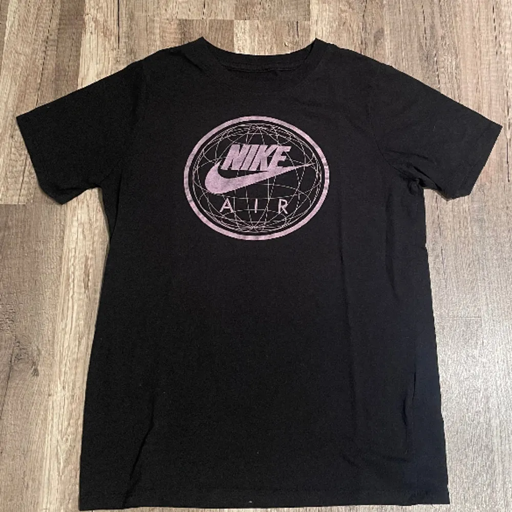 Thriftad Nike T-shirt med coolt tryck Stl - XS Dam. T-shirts.