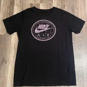 Thriftad Nike T-shirt med coolt tryck Stl - XS Dam