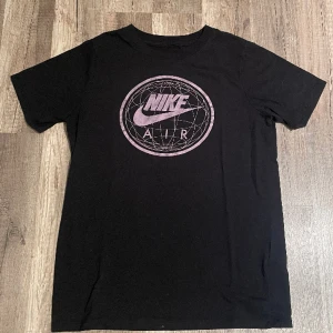 Nike T-shirt - Thriftad Nike T-shirt med coolt tryck Stl - XS Dam