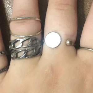 Billiga ringar - Säljs tillsammans för 3 kr styck eller tillsammans för 15kr. De är i använt skick men 3 av dem är i rostfritt stål så de färgar inte av sig. Dm för fler bilder och detaljer 