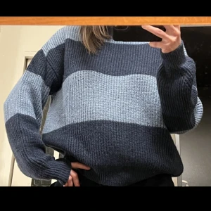 Stickad tröja  - Söt stickad tröja med färgade ränder från NA-KD. Aldrig använd, endast testad. Nypris 449kr