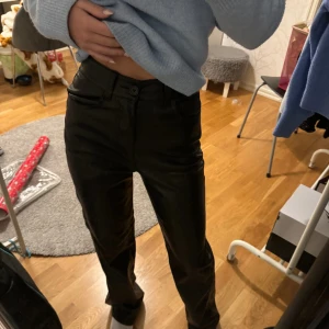 Skinnbyxor - Säljer dessa super fina skinnbyxor ifrån bikbok, köpt förra året. Säljer pågrund av förstora. 🥰 högmidjade och använda ca 3 gånger. (Alla priser går att diskuteras)