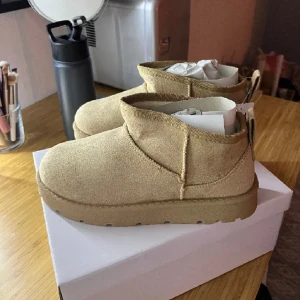 ”Uggs” - Säljer dessa helt nya mockasyntet boots, som är köpa här på Plick men de va för små. De är i storlek 5 så det passar 37/38