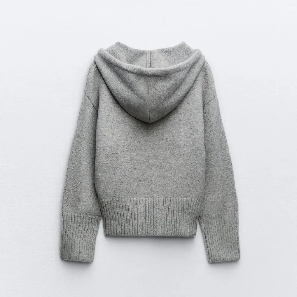Säljer denna populära hoodien från Zara i storlek S💕. Hoodies.