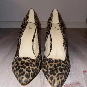 Hej säljer dessa par klackskor i Storlek 39. Finns inga tecken på användning. Kan mötas upp eller frakta. För frågor är de bara att skicka ett meddelande - Storlek 39 