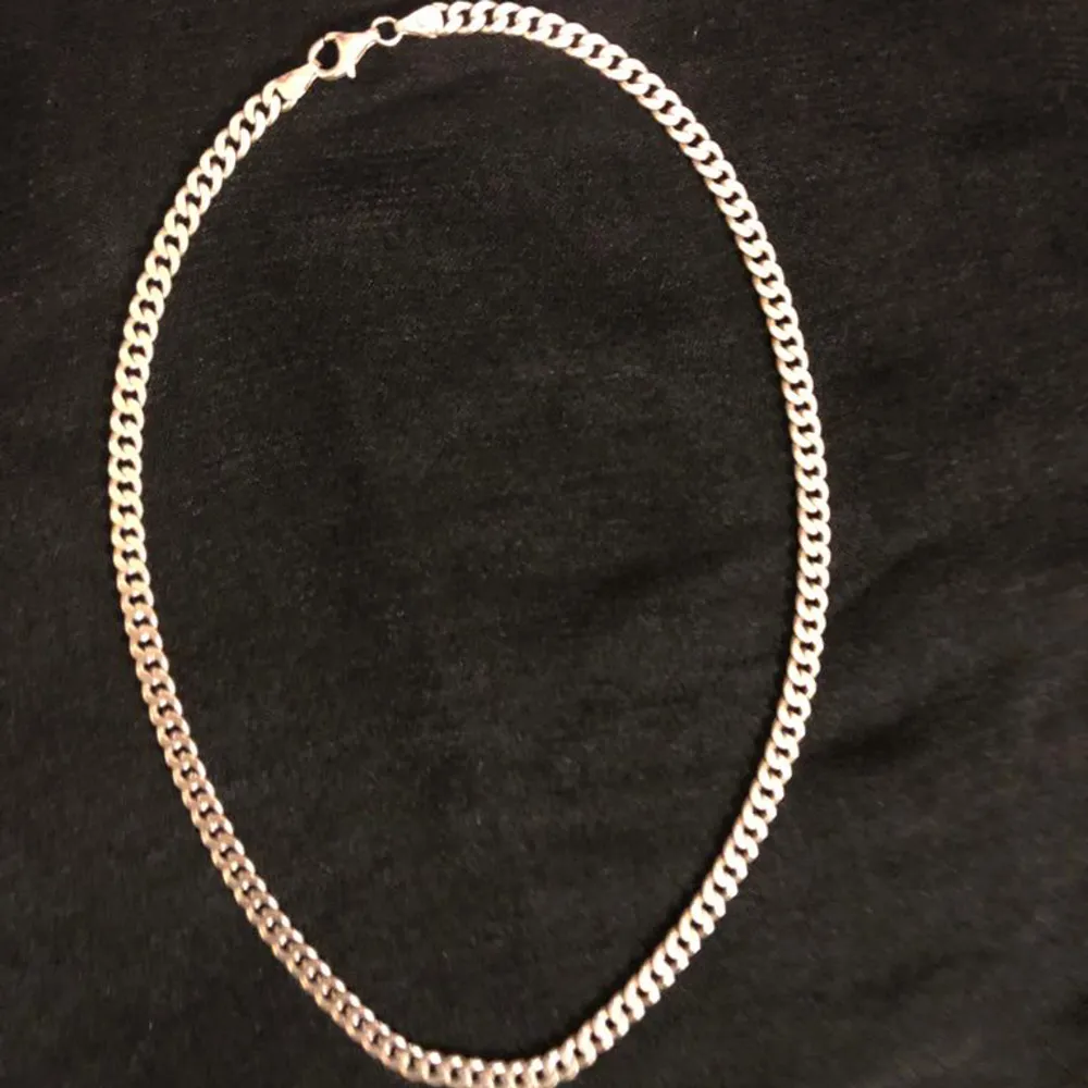 Äkta silver halsband som Skinner och hämtar extra detaljer och blickar till din outfit. Perfekt för varje dag kedja. Fin för både män och kvinnor priset kan diskuteras vid snabb köp. Accessoarer.