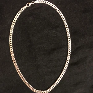 Äkta silver halsband - Äkta silver halsband som Skinner och hämtar extra detaljer och blickar till din outfit. Perfekt för varje dag kedja. Fin för både män och kvinnor priset kan diskuteras vid snabb köp