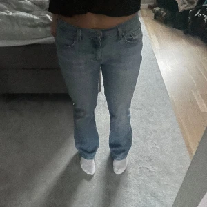 levis jeans - lågmidjade bootcut jeans från levis. de är omsydda i skrevet💗 pris kan diskuteras! 