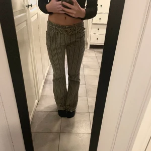 Randoga byxor - Randiga byxor med tillhörande bälte, köpta secondhand. 