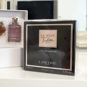 Aldrig använd, parfymen är oöppnad Lancôme La Nuit Trésor Eau de Parfum är en elegant, mystisk och sensuell parfym för kvinnor. -  Doftens toppnoter består av litchi och hallon, hjärtnoten av ros och basnoterna av vild vaniljorkidée, patchouli och papyrus