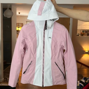 Skidjacka J.Lindeberg - Otroligt snygg skidjacka i storlek S från J.Lindeberg, säljer då den är liten på mig. Prislapp kvar vilket syns på sista bilden. För fler bilder, skriv privat.