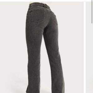 Säljer mina gråa jättefina jeans då de tyvärr var för små för mig. Kostar egentligen 1099 men säljer för endast 400 (350 vid snabb affär)! Inga defekter alls och i väldigt fick skick (endast använda en gång)