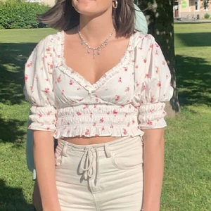 Topp - Superfin topp från Forever 21 - Storlek S  - Väldigt fint skick  - Vit med rosa blommor på