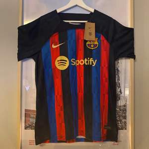 Säljer en helt ny det barcelona tröja från 2022/2023. 10/10 ny skick! Om du har en fråga är det är bara ställa den 👍