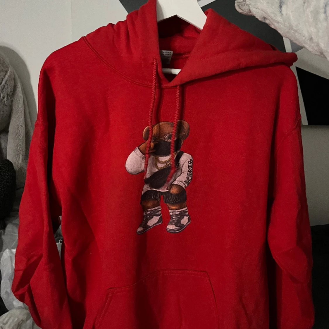 Röd hoodie 