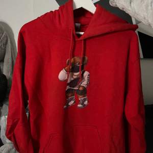 Så fin röd hoodie från fashionbear✨