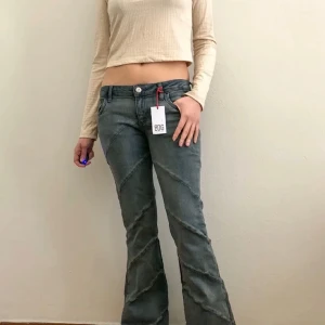 Bdg jeans - Helt nya med prislappen på 😊 dessa är helt slutsålda och väldigt eftertraktade så säljer endast vid bra pris 💗bra i längden på mig som är 170.