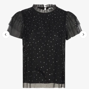 Lindex blus - Jättecool och fin blus från Lindex🖤 Ändvänd en gång, jätte gott skick. Perfekt till jul 👌🏼. (Orginalpris: 300 kr) - kan tänka mej att sänka!!