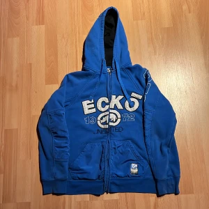 Ecko hoodie - Crazy ecko hoodie😟😟perfect drip for winter🤤🤤säljer pga ingen användning🐊OBS‼️Skadad zipper på bild 3🙏går o fixa om man orkar but im lazy asl😂😂priset billigt pga skadan🙏storlek M fast lite mindre i storleken💯🐊‼️KÖPARE STÅR FÖR FRAKT‼️