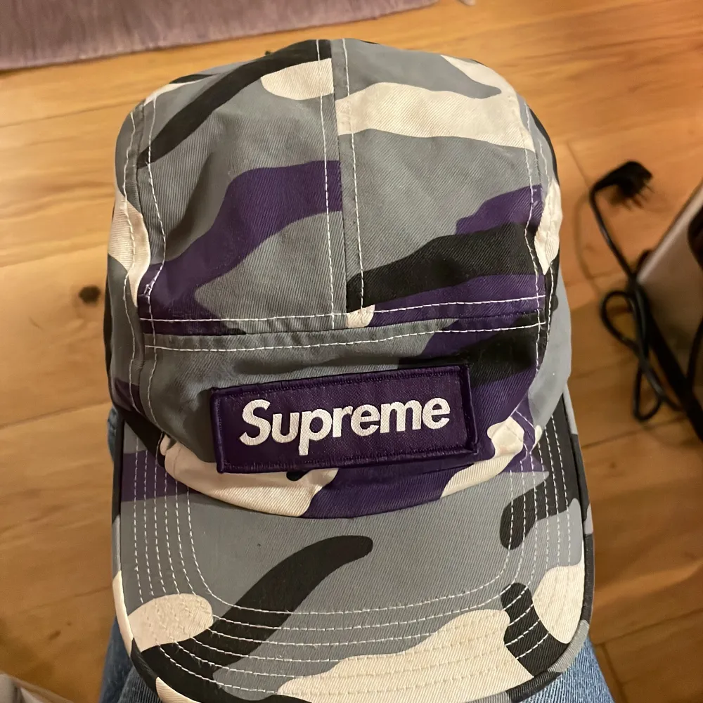 Näst in till oanvänd keps från Supreme. Super snygg. Accessoarer.