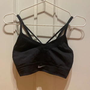 Sportbh från Nike - Är så gott som ny. Snygga detaljer med band framtill och nätdetaljer. Är  i stl S