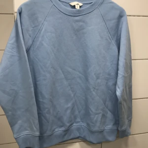 Ljusblå hoodie - En ljusblå hoodie perfekt för vintern. Helt ny, har aldrig använd. Är helt inte min stil. 