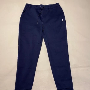 Polo Ralph Lauren byxor - Ett fint par mörk blåa Polo byxor, oanvända säljer då de inte passade mig. 