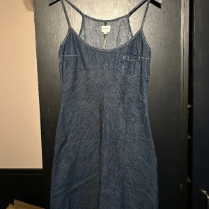 Calvin Klein  - Säljer denna klänning i storlek m