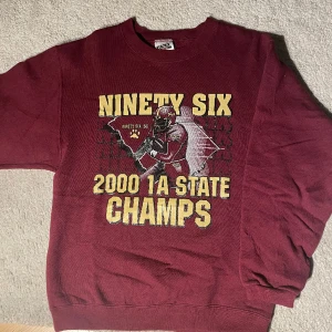 Vintage röd crewneck  - Vintage röd crewneck, thriftad. Är i bra skick och sitter litet.  Fråga gärna för fler bilder!