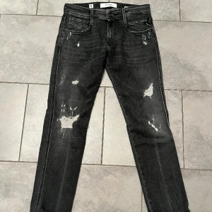 Replay Anbass 28/30 - Replay anbass i färgen mörkgrå. Nyskick endast använda  fåtal gånger. Nypris 1700kr stl 28/30