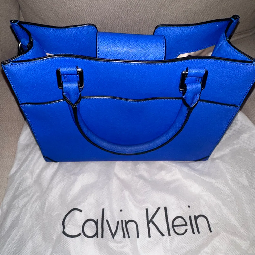 Blå väska från märket Calvin Klein. Helt felfri/knappt använd, insidan av väskan är fläckfri. Köpt i Newport california, USA i CK butik. . Väskor.