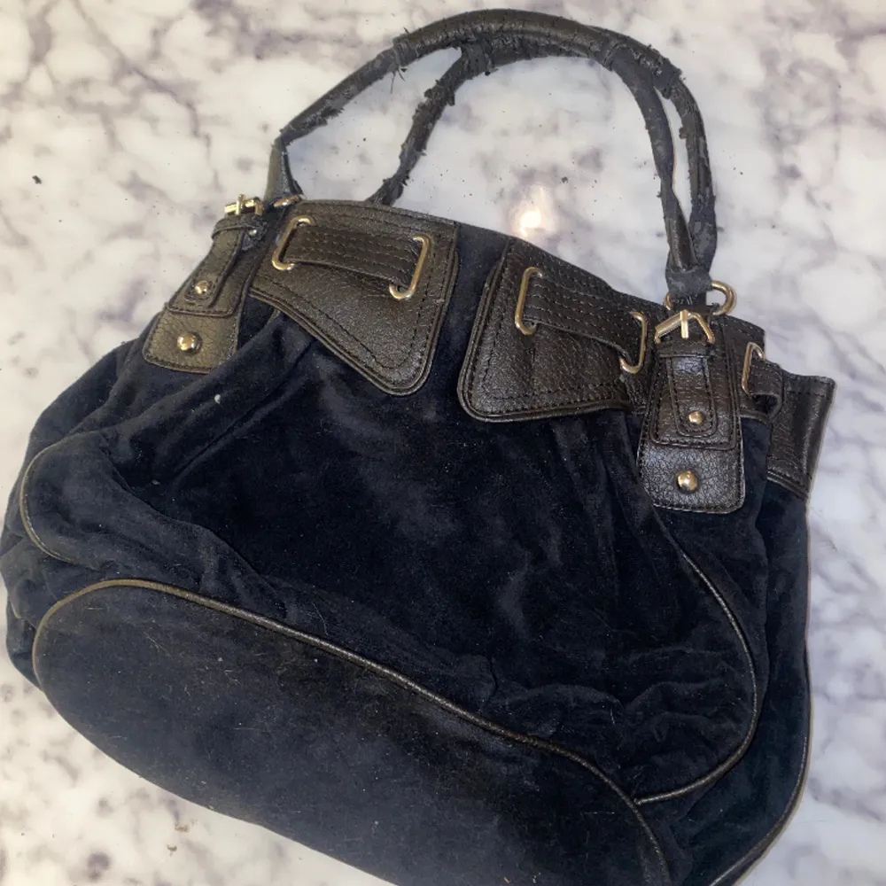 Rymlig väska från Juicy Couture  Väldigt slitna handtag samt sliten inuti I övrigt väldigt fin och unik väska som är svår att få tag på 💕. Väskor.