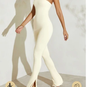 Bandeau jumpsuit  - En gulvit oanvänd jumpsuit från oh polly