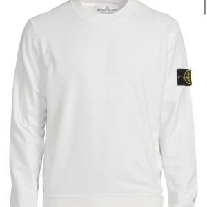 Stone island crewneck - Hej!  Säljer nu min stone island tröja i topp skick 🙌 självklart äkta 👍 tveka inte på att kontakta mig vid eventuella frågor 🤝