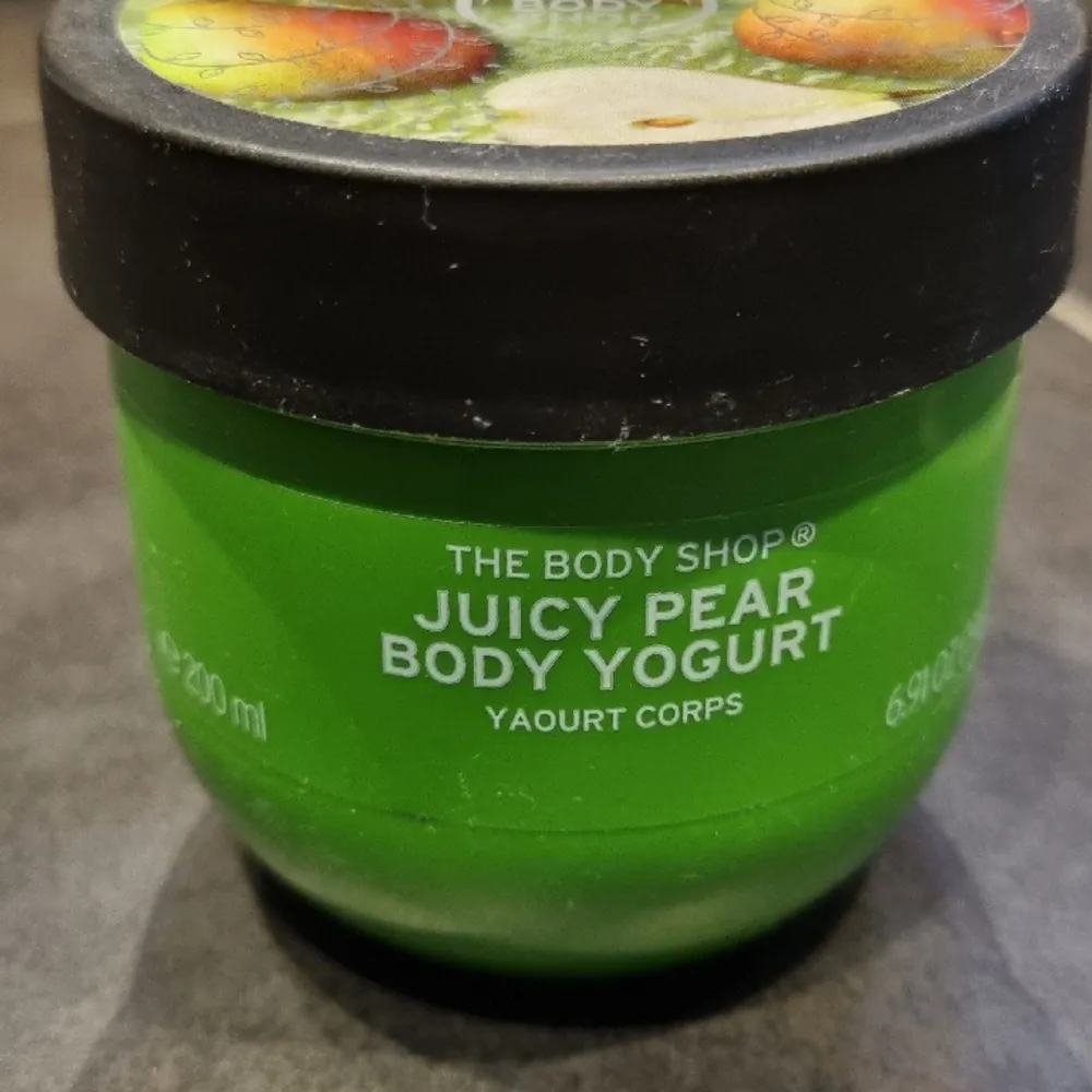 Bodyshop body pear  yoghurt 200ml har endadt blivit provad på hsnden allt kvar i burken. Övrigt.