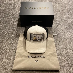 Maggiore keps - Maggiore velvet keps. Kepsen är Limited Edition och helt slutsåld. Skick: 10/10 (helt ny). Tillkommer box och dustbag. Vid fler frågor/bilder är det bara och höra av sig!