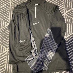 Nike dri-fit - Svart Nike dri-fit i nyskick  Skriv om du har frågor? Eller vill se mer bilder