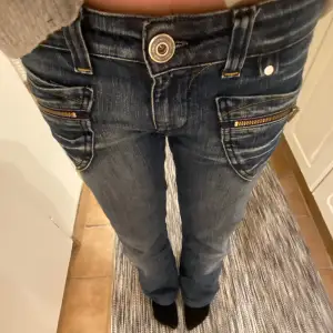 säljer dessa jeansen som jag har köpt på instagram av perfect jeans, dom är lågmidjade och bootcut med unika fickor på framsidan, kan skicka fler bilder via DM ❤️‍🔥🙌🏼😇 passar mig som är ca 158 och brukar ha 34 🌟