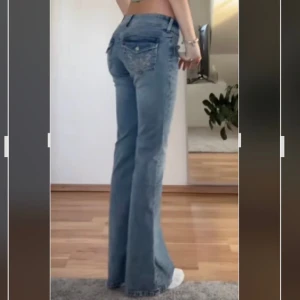 Low waist boot cut jeans - Lågmidjade och flare. Säljer för att jag har två liknande par, båda är ifrån plick❤️ köpte dessa för 450kr💕 inga defekter som nya