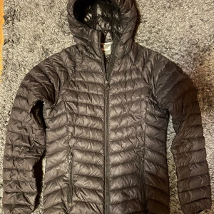 McKinley dunjacka - Säljer en jätte fin och lätt dun jacka feån McKinley då den är för liten, modell Mck Isa w Down. Alla dragkedjor är hela och det finns inga rivmärken i tyget.  Flera foton kan skickas om så önskas