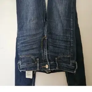 Jeans från hollister i stl w25 L30, motsvarar ca stl 34/36 och passar på någon runt 165 cm💗 bra skick!